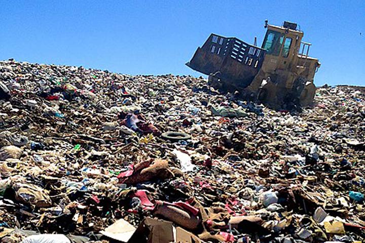 landfill Bali, Mülldeponie, Bagger